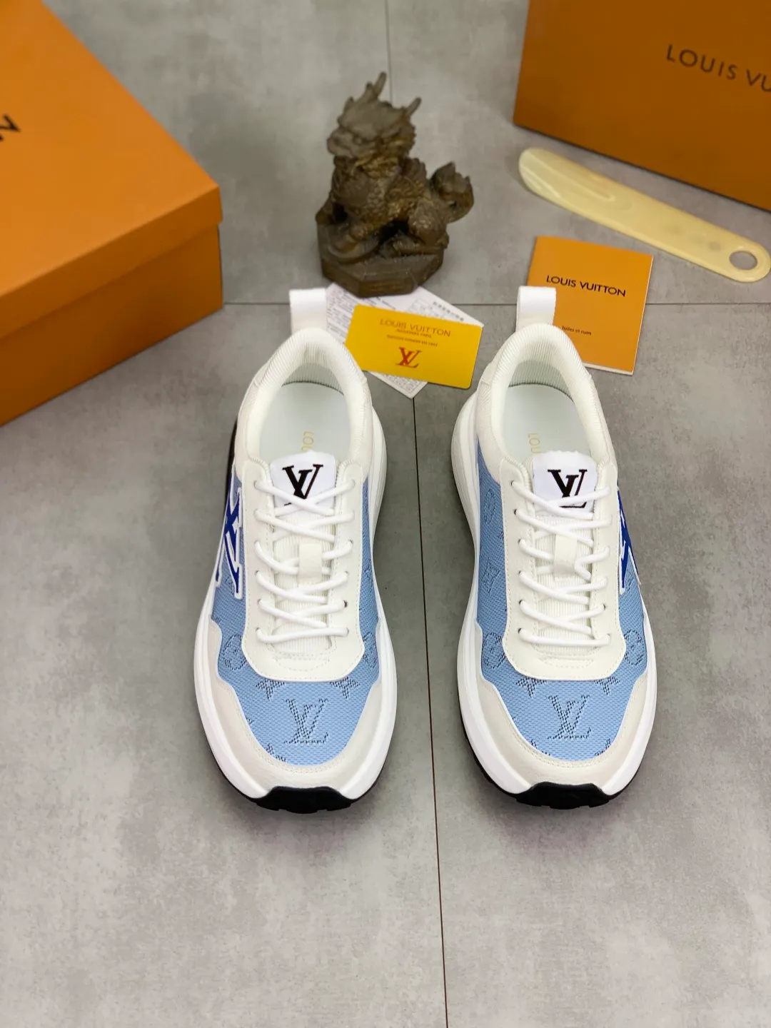 Men's shoes 💰P460 💰 [New model] 🆘 The latest model from LV official website 🎁 Casual and fashionable men's shoes 👟 Hot style 💥 Simple and elegant style, exclusive for trendy men. Unique latest brand elements from the official website 👑 Original decoration, fashionable and generous, the fabric is made of original calfskin ➕ Comfortable and breathable mesh lining ➕ Pigskin lining ✅The official website specifies wear-resistant casual outsole, the classic model is taken in real life🎬Color: 3️⃣colors available😍Number of codes: 38-44 (45 46 customized)